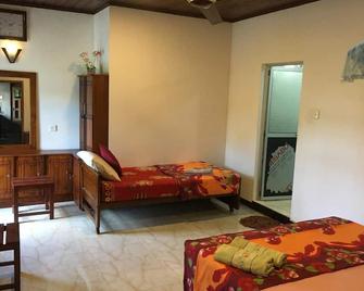Bee Line Home Stay - Dikwella - Habitación