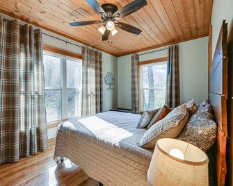 Bryson City Cabin Deck and Mountain-View Hot Tub - Bryson City - Bedroom