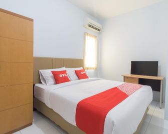 Super OYO 2110 Rotterdam Guest House - Tangerang City - Bedroom