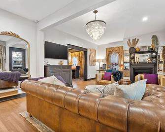 The Prohibition - A Uniquely Designed Midtown Stunner Located Only Mins From KC's Major Attractions! - Kansas City - Stue