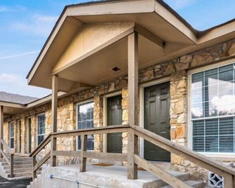 Maven's Inn & Grill - Canyon Lake - Building