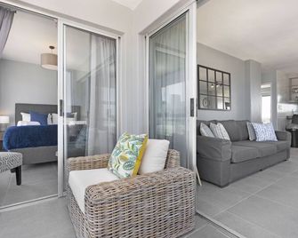 Ocean View 503 - Bloubergstrand - סלון