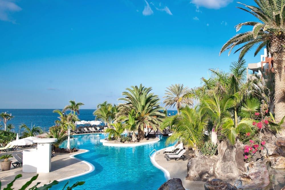 أدريان هوتيلز روكا نيفاريا