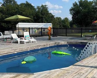 Cool Custom Cabin Right Next to Pool! - Claremore - Pool