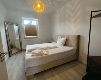 Milano: Messe-/Business-/Ferienwohnung - Hilden - Schlafzimmer