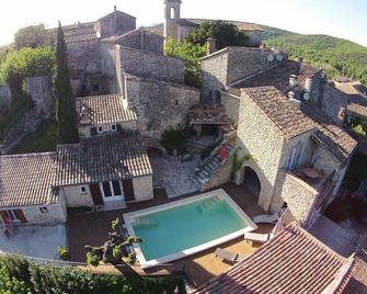 Character house with swimming pool, 5 bedrooms with double beds. - Rochegude - Piscina