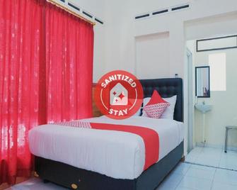 OYO 1190 Griya Soeratin Residence Syariah - Pacitan - Habitación