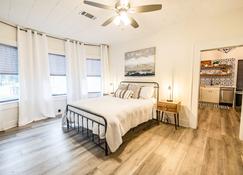 Modern 1 Bedroom Apartment Historic District Sleeps 4 Walkable to Downtown - Natchitoches - Sypialnia