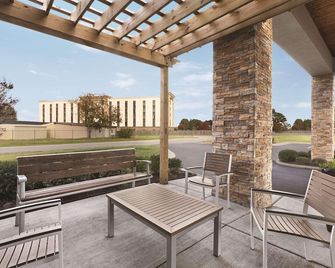 Country Inn & Suites by Radisson, Dunn, NC - Dunn - Terasa