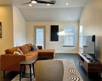 Relax and Recharge in Comfort and Convenience - Victoria - Living room