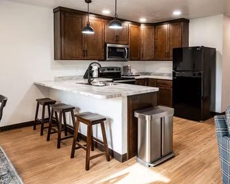 Brillion 2‑Bedroom Suite w/ Full Kitchen Near Ariens – Unit #4 - Brillion - Cocina