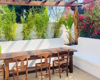 Villa 'Amore Iodio' 3 doble bed, garden - 5 min from the beach! - Fregene - Innenhof