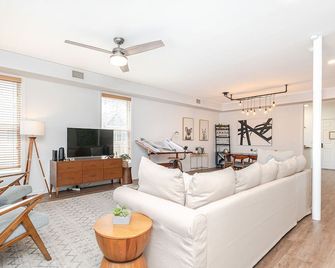 99/Night Location! Ybor City Gem Sleeps 6 - Tampa - Ruang tamu