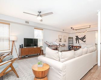 99/Night Location! Ybor City Gem Sleeps 6 - تامبا - غرفة معيشة