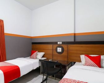 Hotel O Garut near Alun-Alun Tarogong formerly Wisma Etiga - Garut - Bedroom