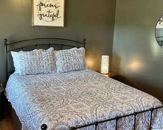 Big and Cozy Cabin Near Nashville, on 4 acres with King Bed & Pool - Mount Juliet - Bedroom