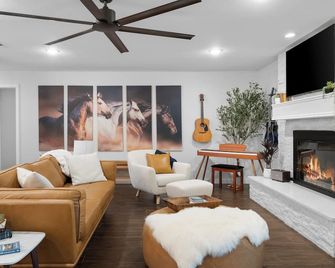 Discount 30% - King Beds Sleep16+ Country Pool Paradise, Lake, Arcade, Theater - Azle - Living room