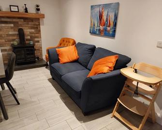Amy's Place Charming 3 Bed House Donegal Sleeps 5 - Donegal - Living room