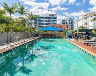 Broadwater Keys Holiday Apartments - Labrador - Pool