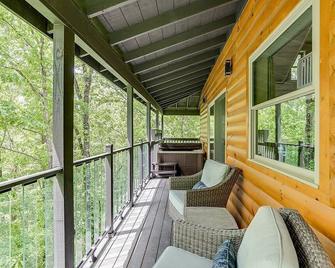 Sky's the Limit Treehouse Near Helen, Georgia - Cornelia - Балкон