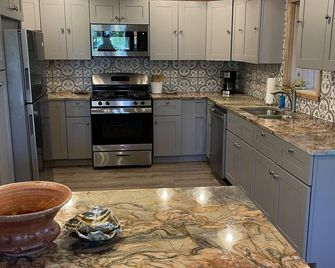 Private Beachfront Home - Green Turtle Cay - مطبخ