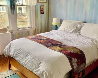 Artsy Homey Rowhouse, 3bdrm & office, quiet urban area, free parking, fast WiFi - Baltimore