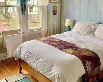 Artsy Homey Rowhouse, 3bdrm & office, quiet urban area, free parking, fast WiFi - Baltimore - Habitación