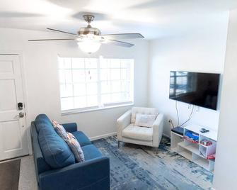 Charming Home, Minutes From The Beach - Vero Beach - Living room