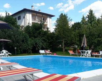 Agriturismo La Palazzina - Castelnuovo di Garfagnana - Piscina
