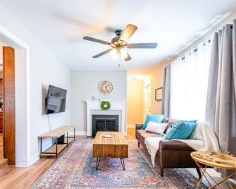 Cozy Queen 2BR Bungalow Convenient to Downtown - Decatur - Living room