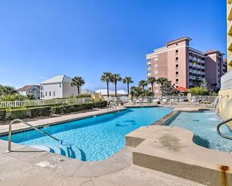 Gulf Shores Condo with Pool View Walk to Beach! - Gulf Shores - Pool