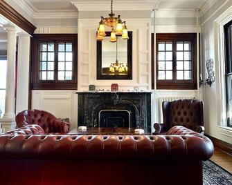 Historic Red Wing Manor 1876. Please read pricing information before booking. - Red Wing - Lounge