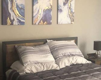 Nice little hideaway close to all the downtown amenities - Fort Wayne - Bedroom