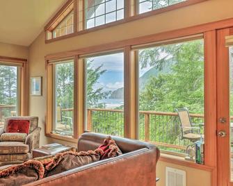 Spacious Family Townhome: Walk to Beach & Downtown - Manzanita - Living room