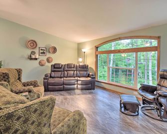 Tranquil Cabin Getaway Near Red Cedar La - Birchwood - Sala de estar