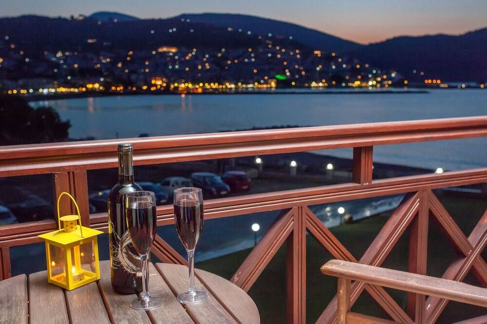 إيولوس هوتل