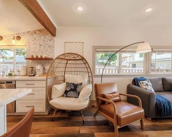 Stunning 3b1bHome w/ Lake Access - Spanaway - Sala de estar