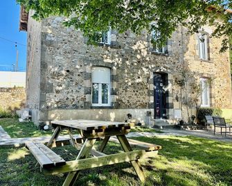 Lescinqsuites / Le Chivas - Dabnb - Limoges - Patio