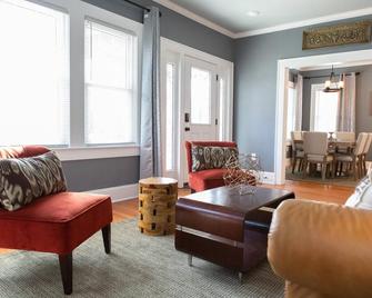 Historic & Elegant B-Town Bungalow - Burlington - Living room