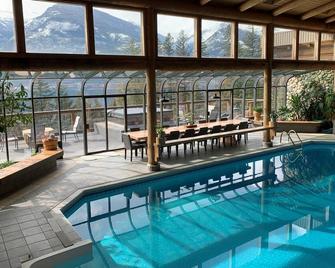 New Denver Lodge! Your Private Retreat with Superb views in the West Kootenays - New Denver - Piscina