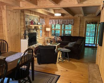 Beautiful Log Lake Cabin- Saugatuck - Saugatuck - Living room