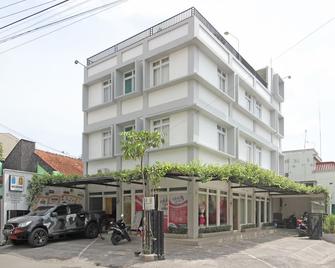 RedDoorz near Solo Balapan Station - Surakarta - Gebouw