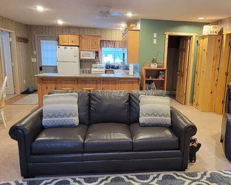 Cabin on Norway Lake, 2 bedroom/sleeps 6 - Pine River - Living room