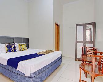 Spot On 92926 Guest House Cemara 1 Syariah - Baturaden - Habitación
