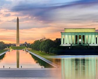 Short Drive to Washington Monument! Two Relaxing 2BR Suites, Pet-friendly! - Falls Church
