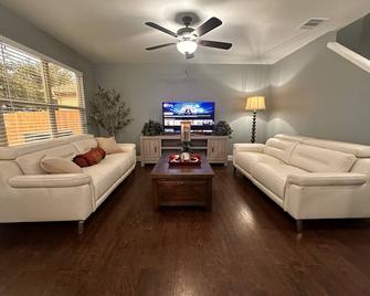 Lake Front Home, around 15 minutes drive to AT&T and Epic Water - Grand Prairie - Huiskamer