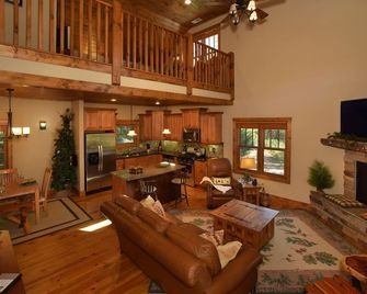 Spacious Pvt 3-Level 2-Deck Lodge2grt Rm/3k/2t/3bunkfireplacefoosball - Blowing Rock - Living room