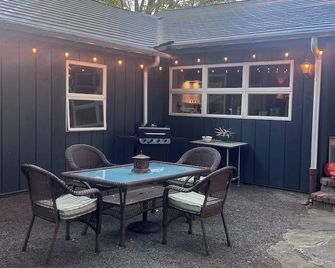 We just moved here from A#^bnb! 5 star reviews & Guest Favorite! Check us out! - Watertown - Patio