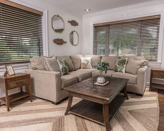 Pool & Hot Tub! Minutes To Beach! Close To Biloxi & Casinos! Backyard Oasis! - Gulfport - Living room