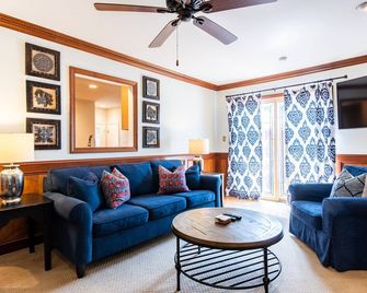 2 Living Rooms Close 2 Shopping & Restaurants - Louisville - Living room